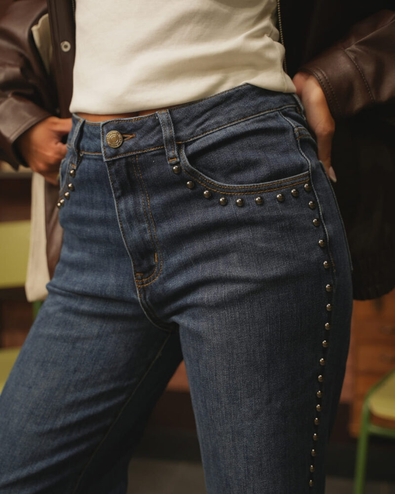 Jeans Rebel Studs – Denim Oscuro